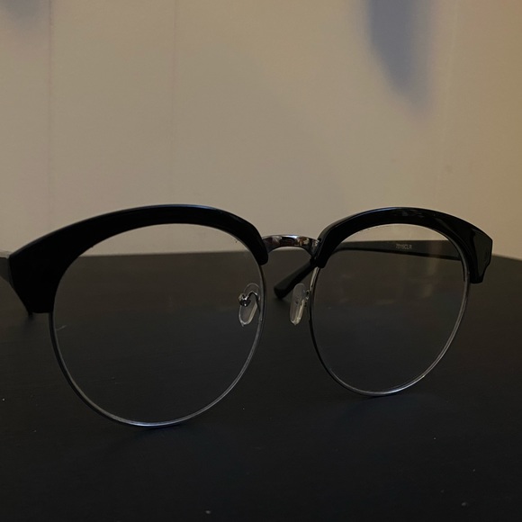 Round black and silver oversized glasses - Picture 2 of 3